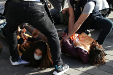 Több mint 200 embert tartóztattak le a május elsejei tüntetések miatt Törökországban, Párizsban könnygázt, Brüsszelben vízágyúkat is bevetettek a felvonulók ellen