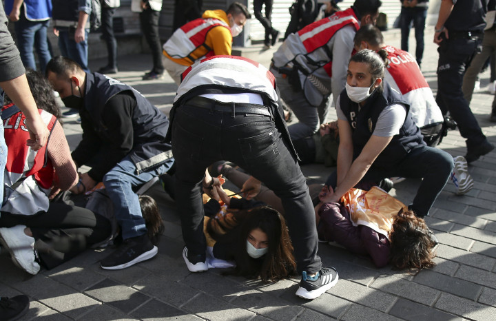 A Taksim térre igyekvő tüntetőket vesznek őrizetbe az útjukat álló rendőrök 2021. május 1-jén (Fotó: MTI/AP/Emrah Gürel)