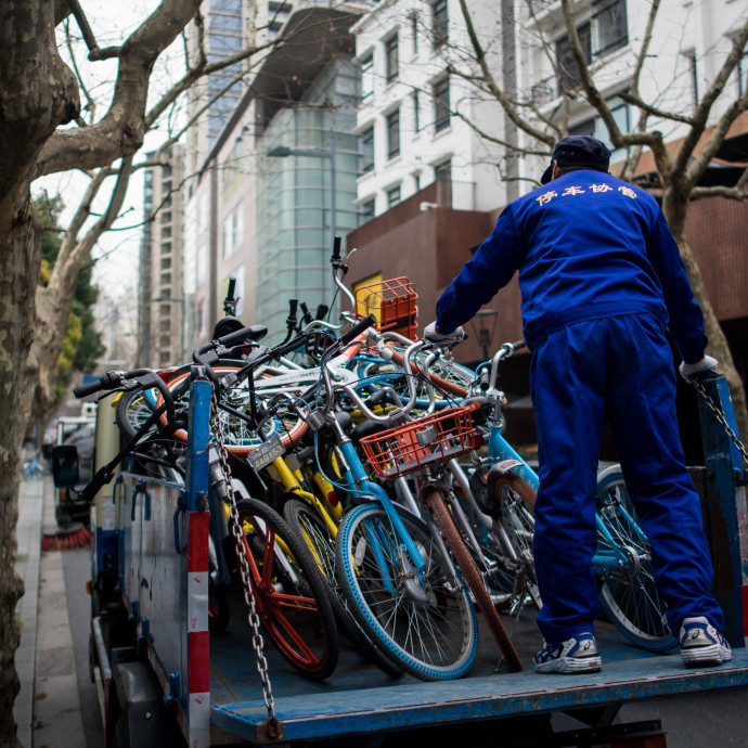 Van megoldás a széthagyott közösségi rollerekre és biciklikre