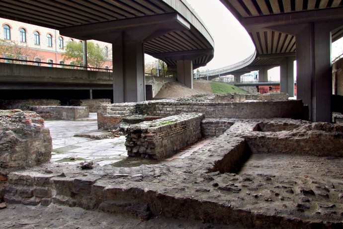 Időnként betondarabok hullanak le a Flórián téri felüljáróról, de a felújítására még várni kell