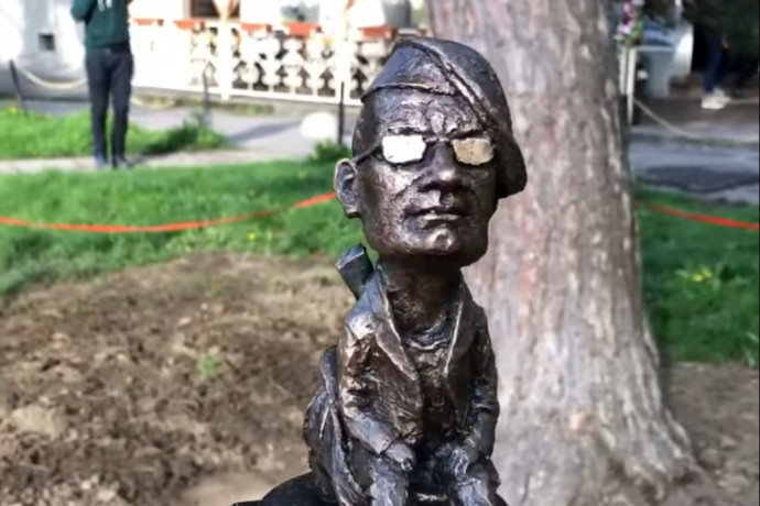 Ukrán civil szervezettől kapott miniszobrot Ungváron Bódi László Cipő