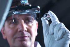 Laborban készült gyémántokra vált a világ legnagyobb ékszerkereskedője