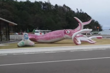 Gigantikus rózsaszín tintahalszobortól várja a turizmus fellendülését egy japán halászváros