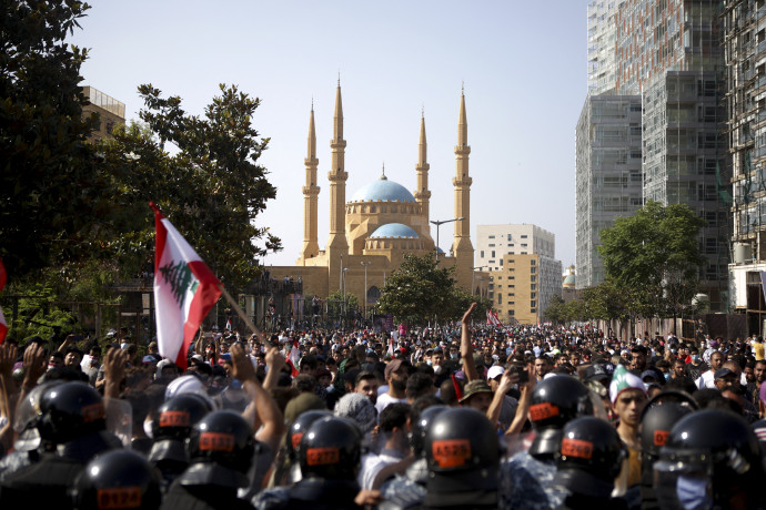 Tüntetők a rohamrendőrséggel szemben Bejrútban 2020 nyarán. Fotó: AFP