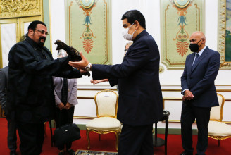 Steven Seagal szamurájkardot ajándékozott a venezuelai elnöknek