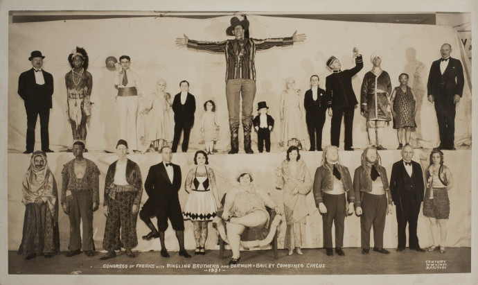 A Ringling Brothers cirkusz tagjairól készült képen Lentini az alsó sorban látható 1931-ben – Fotó: Edward J. Kelty / Collection of Alain Siegel / edwardjkelty.com