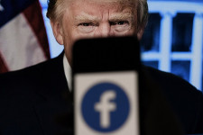 További fél évre fenntartja Trump kitiltását a Facebook