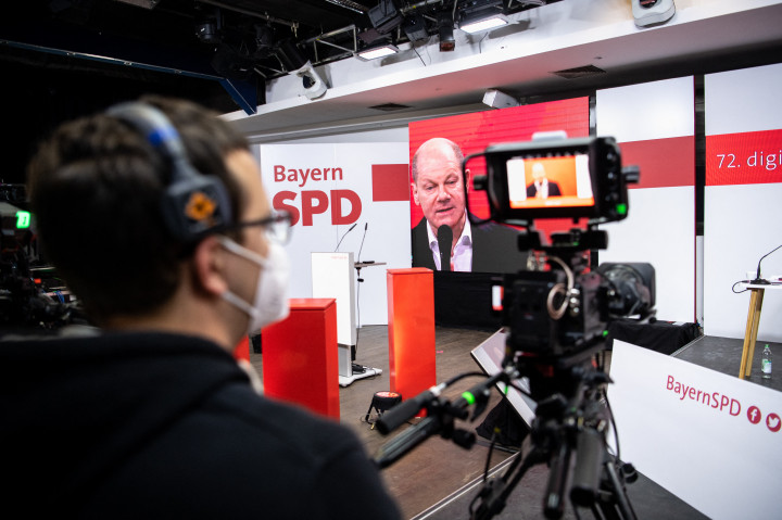 Olaf Scholz szövetségi pénzügyminiszter, az SPD kancellárjelöltje, élő adásban beszél az SPD központjában – Fotó: Matthias Balk / DPA / AFP