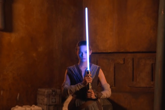 Igazi fénykarddal rukkol elő a Disney