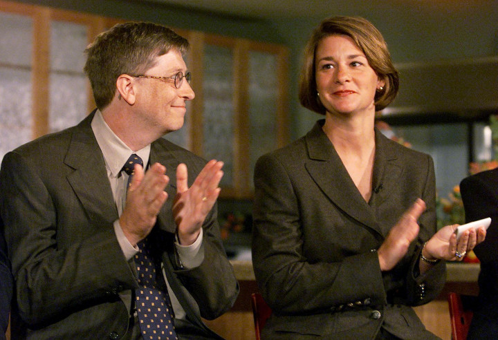 Bill Gates feleségével 1999. szeptember 16-án, egy seattle-i sajtótájékoztatón, ahol bejelentették a Millenniumi Tudósok Programot, ami pénzügyi segítséget nyújt a felsőoktatásban magasan teljesítő, kisebbségi hallgatóknak – Fotó: Jeff CHRISTENSEN (Fotó: JEFF CHRISTENSEN / AFP