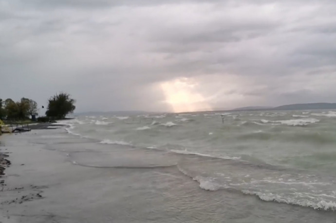 Budapesten fákat rángatott meg a viharos szél, a Balatonon vadul hullámzott a víz