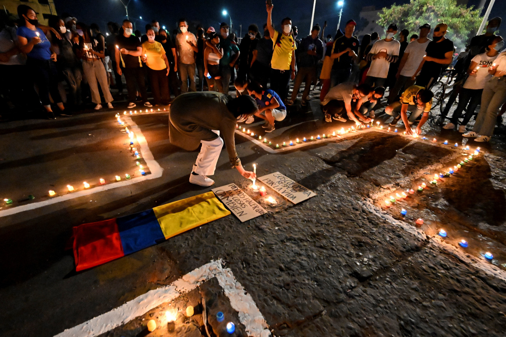 Már 24 halottja és legalább 840 sérültje van a kolumbiai zavargásoknak, leállt az oltási kampány a fővárosban