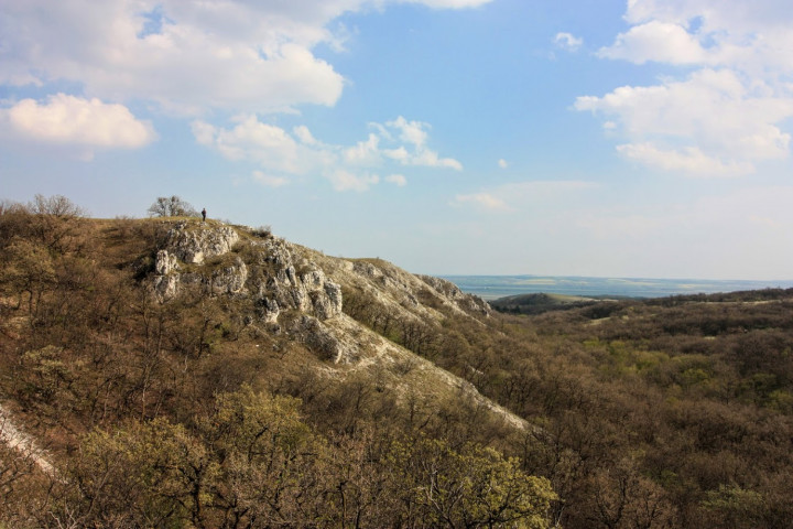 Fent: a Gomba-hegy sziklafala, lent vissza a Baglyas felé – Fotó: Tenczer Gábor / Telex