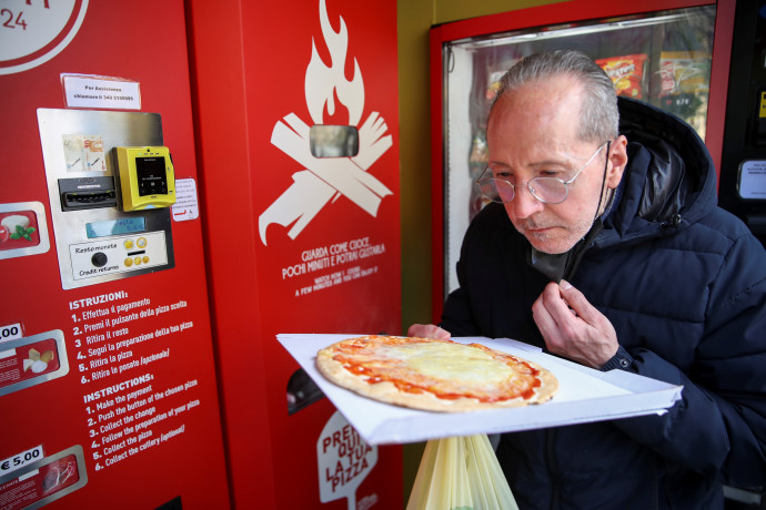 Claudio Zampiga próbálja ki az automatában sült pizzát 2021. május 6-án – Fotó: Yara Nardi / Reuters