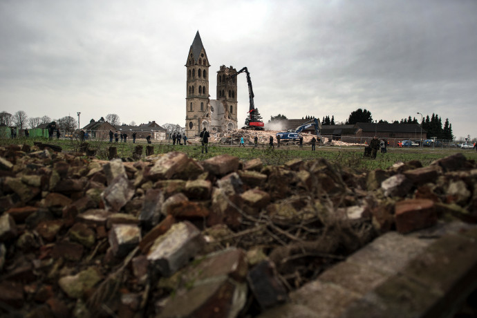 A szintén áttelepített Erkelenz-Immerath templomát rombolják le 2018-ban. Fotó: AFP 