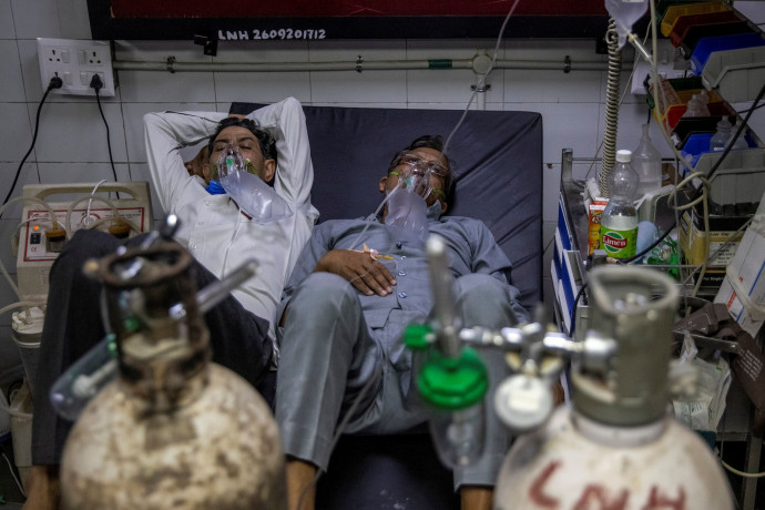 Koronavírusban szenvedő betegek kapnak kezelést egy kórházban, Újdelhiben – Fotó: Danish Siddiqui / Reuters