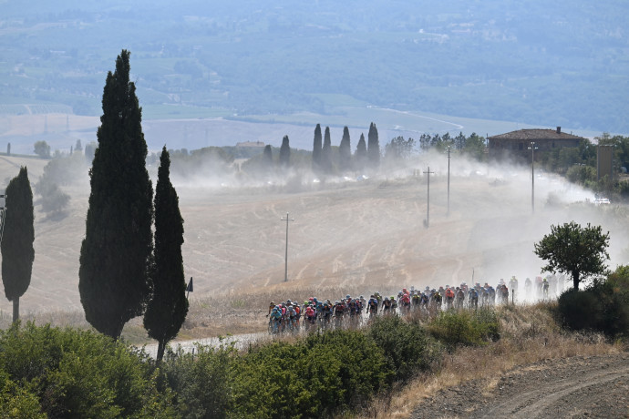 A 2020-as Strade Bianche – ilyen murvás úton halad majd a Giro mezőnye is – Fotó: Marco Bertorello / AFP