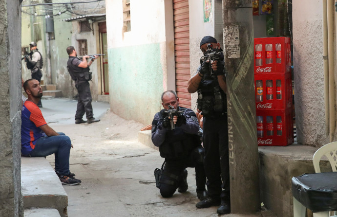 Fegyveres rendőrök razziáznak Rio de Janeiró Jacarezinho negyedében 2021. május 6-án – Ricardo Moraes / Reuters