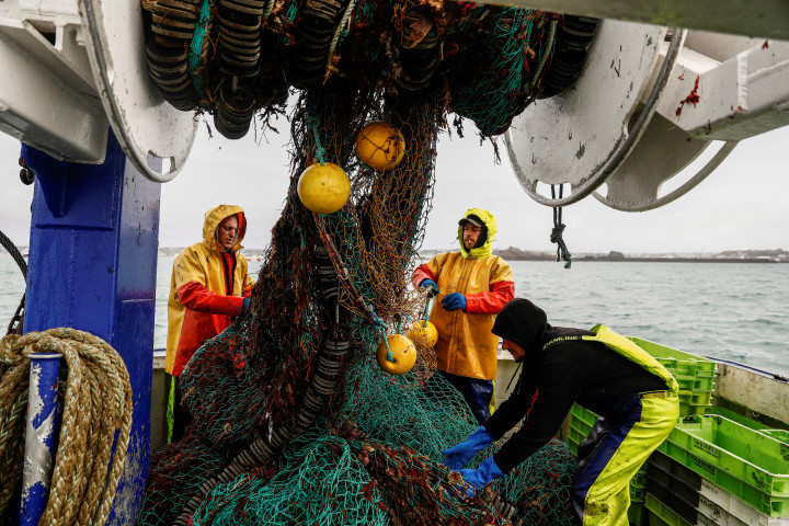 Halászok egy francia halászhajó fedélzetén Jersey partjainál 2021. május 6-án – Fotó: Sameer Al-Doumy / AFP