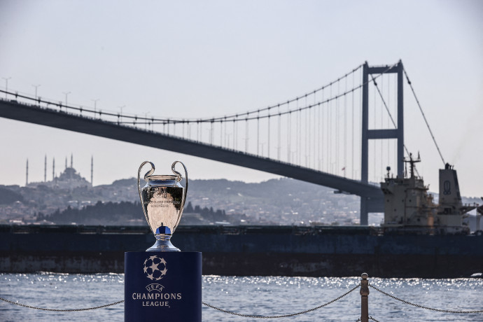 A Bajnokok Ligája-trófea Isztambulban 2021. április 21-én – Fotó: ONUR COBAN / ANADOLU AGENCY / Anadolu Agency via AFP