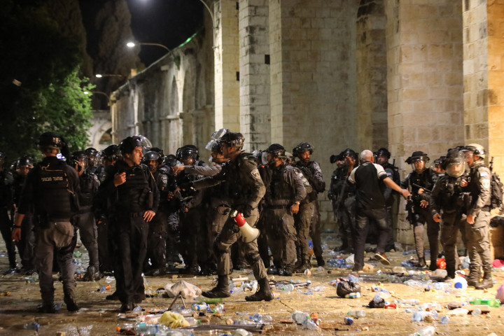 Fent: A rendőrség villanógránátokat vetett be, míg alul a palesztinok által dobált palackok láthatók – Fotók: Mostafa Alkharouf / ANADOLU AGENCY / Anadolu Agency via AFP