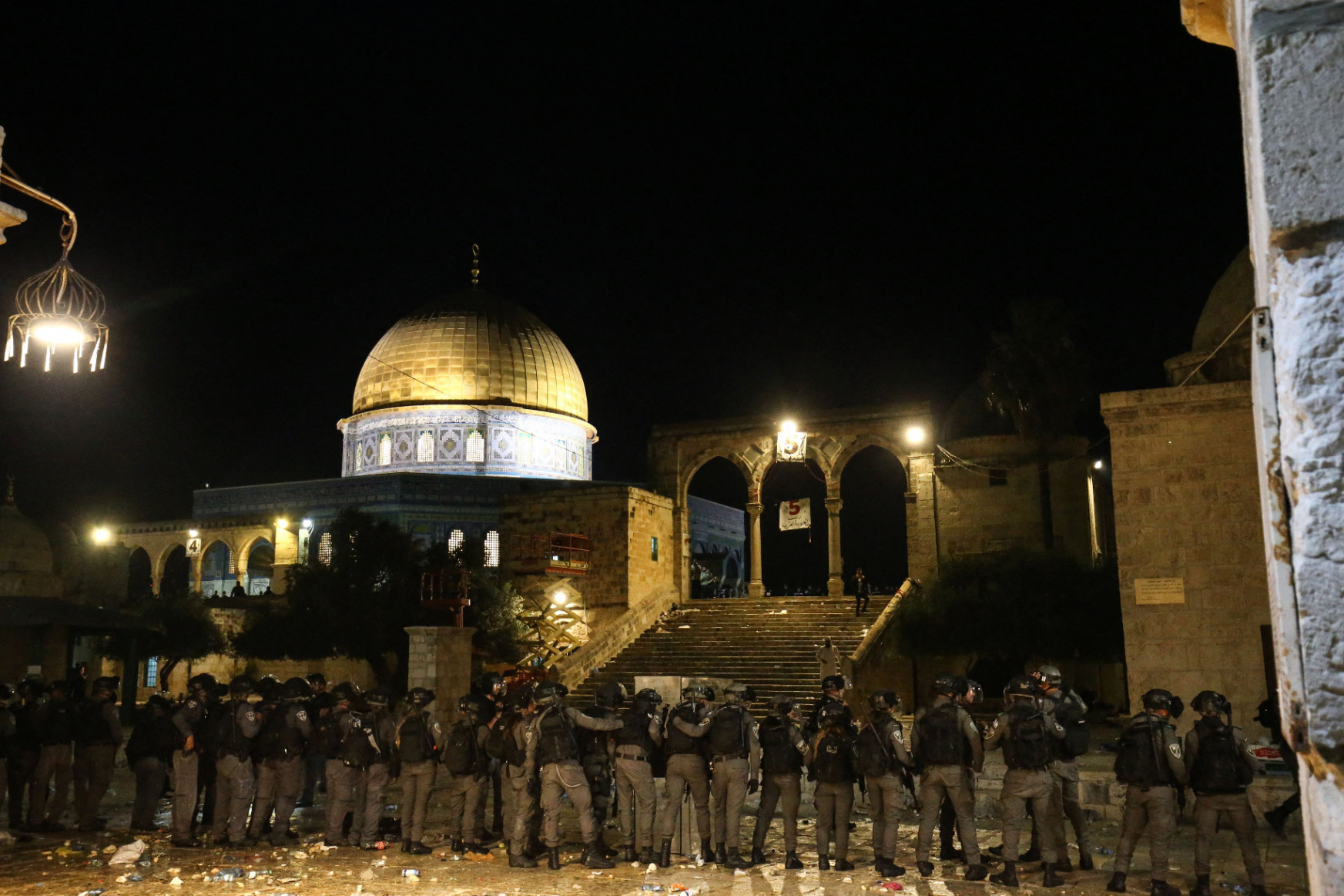 Ezrek csaptak össze Jeruzsálemben, rohamrendőrök ürítették ki a Templomhegyet