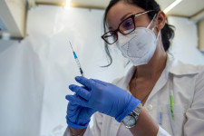 Szerdáig foglalhatnak időpontot oltásra a 16-18 év közöttiek