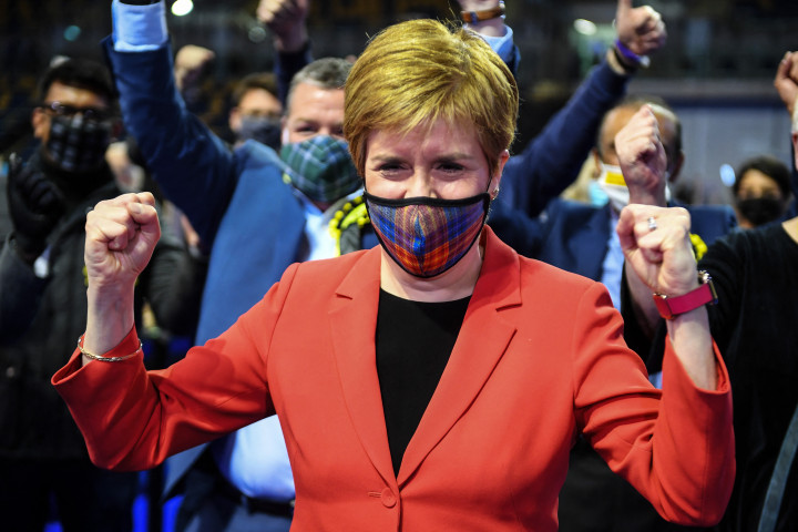 Nicola Sturgeon skót első miniszter ünnepel, miután pénteken bejelentették, hogy győzött a saját választókerületében – Andy Buchanan / AFP