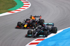 Sokkolta a Mercedes húzása a Red Bullt, Hamiltoné a Spanyol Nagydíj