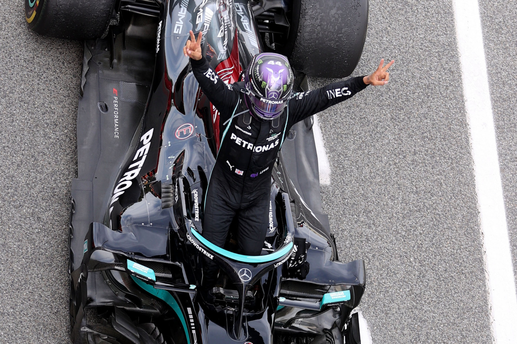 Sokkolta a Mercedes húzása a Red Bullt, Hamiltoné a Spanyol Nagydíj
