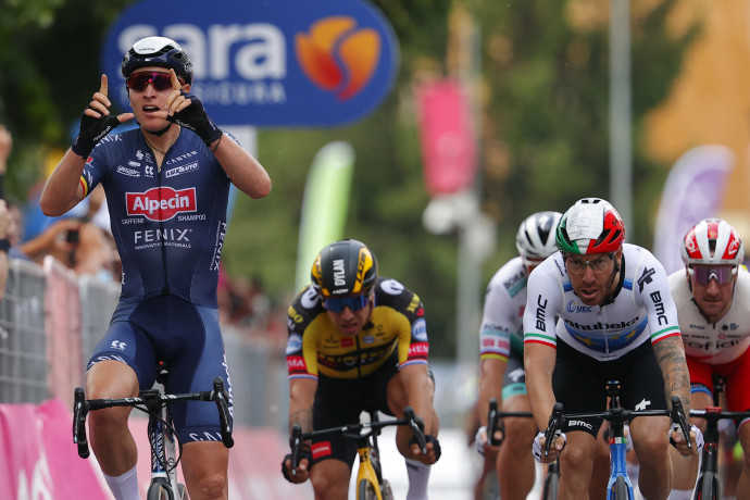 Giro: két csapattárs egymást kente fel a palánkra a hajrában
