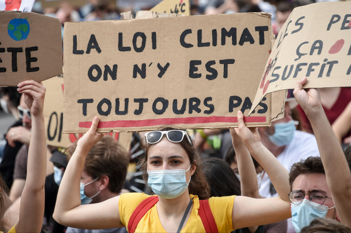 Százezres tömeg tüntetett Franciaországban a klímavédelem alkotmányba foglalásáért