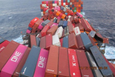 Bugyi, alsónadrág, okostelefon és gumiabroncs a vízben – rekordsok áruszállító konténer veszett az óceánokba
