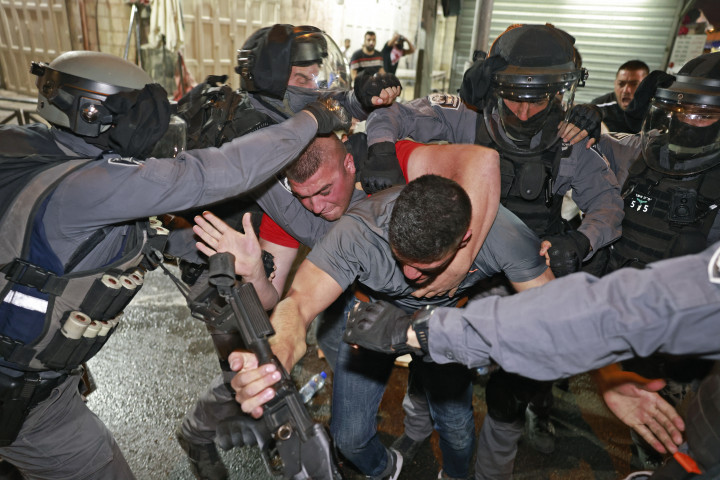 Izraeli rendőrök és palesztin tüntetők a Damaszkuszi-kapunál – Fotó: Menahem Kahana / AFP
