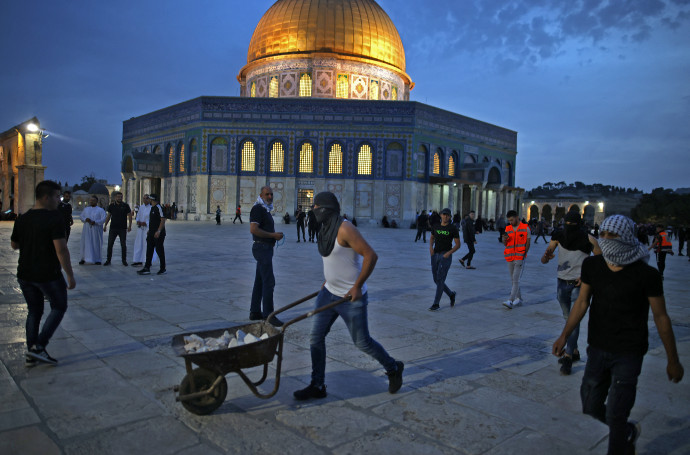 Palesztin tüntetők a jeruzsálemi Al-Aksza mecsetnél – Fotó: Ahmad Gharabli / AFP