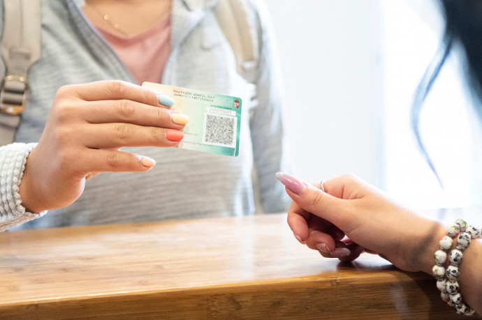 Az egyikük oltás nélkül kapott védettségi igazolványt, a másikuk igazolvánnyal hunyt el, és van, aki hetekig tartó küzdelmet folytatott az államigazgatással