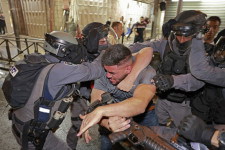 Több tízezer muzulmán hívő barikádozta el magát Jeruzsálemben, az izraeli rendőrök behatoltak, sok a sérült