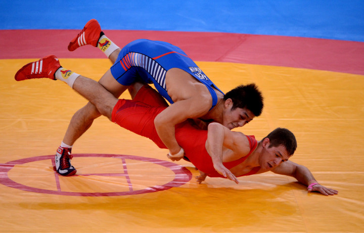 Lőrincz Tamás küzd a dél-koreai Kim Hjon Vu ellen a férfi kötöttfogású birkózók 66 kg-os súlycsoportjának döntőjében a 2012-es londoni nyári olimpián – Fotó: Kollányi Péter / MTI