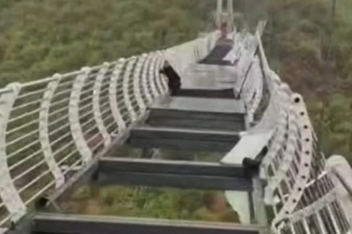 Viharos szél tört össze egy üvegpadlós hidat Kínában, fennragadt egy turista
