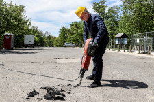 Pokorni Zoltán légkalapáccsal esett neki a Normafa aszfaltjának