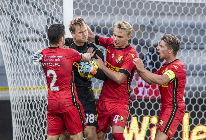 A dán Nordsjaelland csapat ünnepel a tizenegyespárbaj után az Európa-liga-mérkőzés második selejtezőkörének első mérkőzésén az AIK Stockholm ellen 2018-ban – Fotó: Anders Kjaerbye / Ritzau Scanpix / AFP