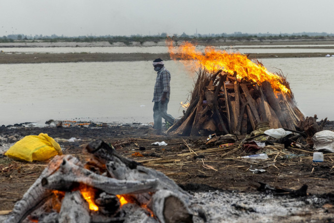 Negyven holttestet sodort partra a Gangesz Indiában