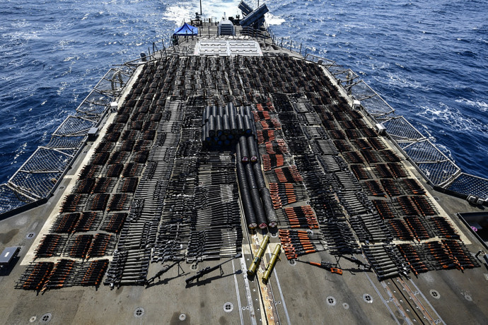 Orosz és kínai fegyvereket szállító hajót fogott el egy amerikai cirkáló az Arab-tengeren