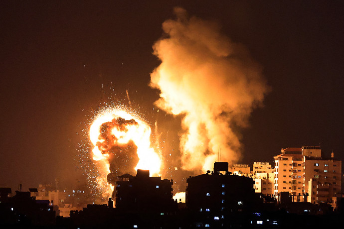 A Hamász több mint 300 rakétát lőtt ki Izraelre, Izrael légicsapással válaszolt