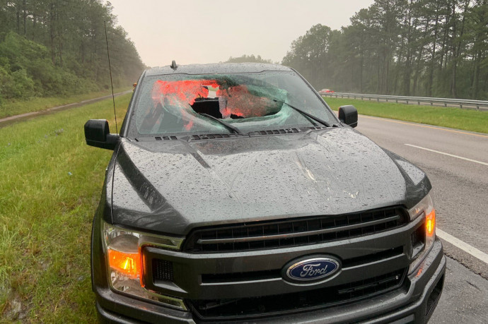Villámcsapás vágott egy aszfaltdarabot egy autó szélvédőjébe Floridában