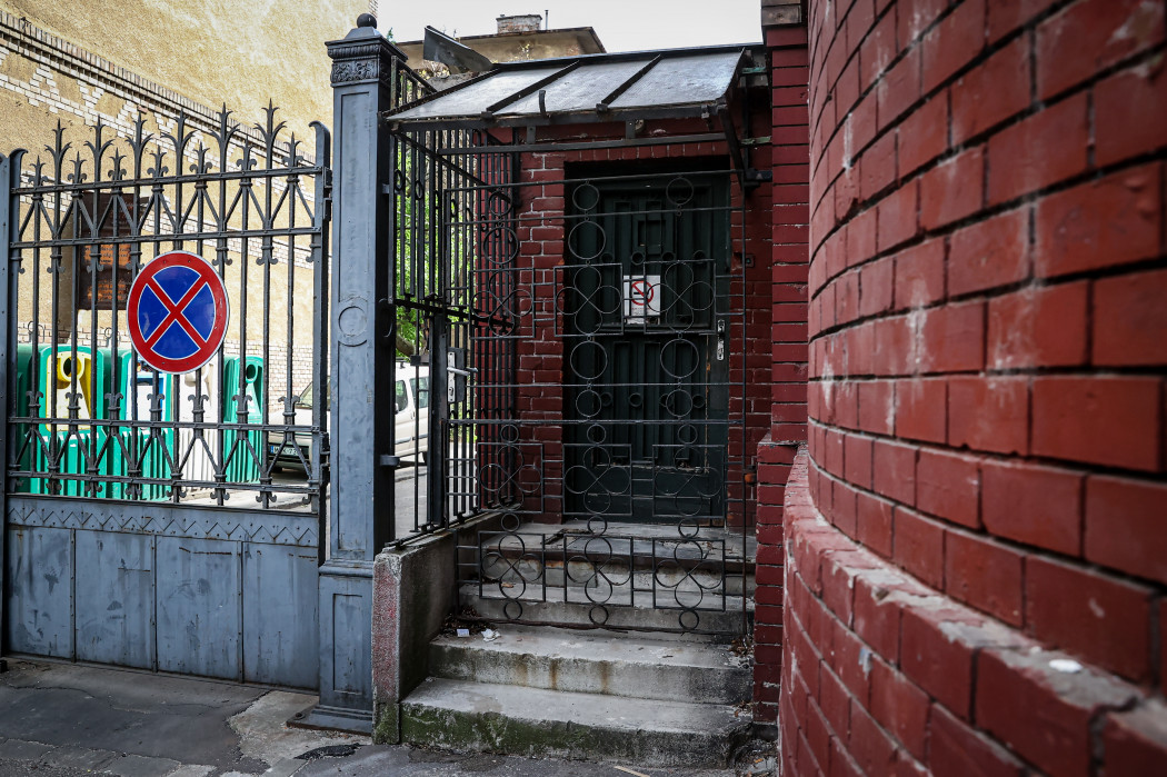 Az egykori Fekete Lyuk bejárata a Golgota utcában – Fotó: Huszti István / Telex