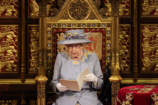 II. Erzsébet először jelent meg nyilvánosan Fülöp temetése óta, megnyitotta az idei parlamenti ülésszakot