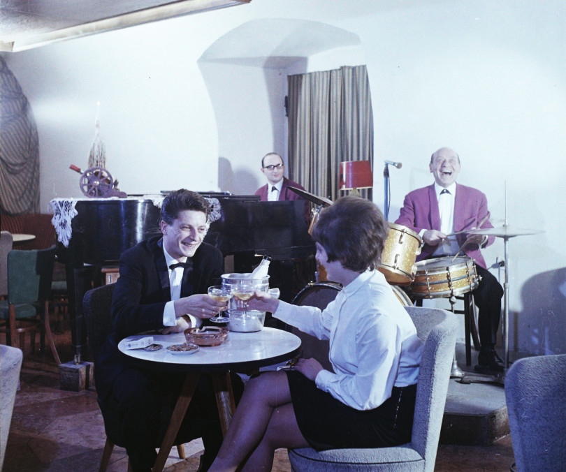 A Hess András tér 4. szám alatt már 1966-ban is működött egy Fortuna bár – Fotó: Bauer Sándor / Fortepan