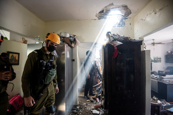 A Gázai övezetből érkező rakéta által megrongált lakóépület egy dél-izraeli városban 2021. május 11-én – Fotó: Avi Roccah / Reuters