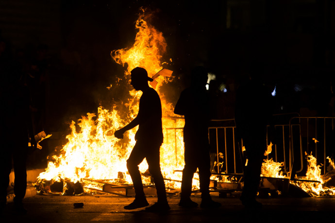 Az összecsapások után lángoló barikád Jeruzsálemben 2021. május 8-án – Fotó: Amir Levy / Getty Images